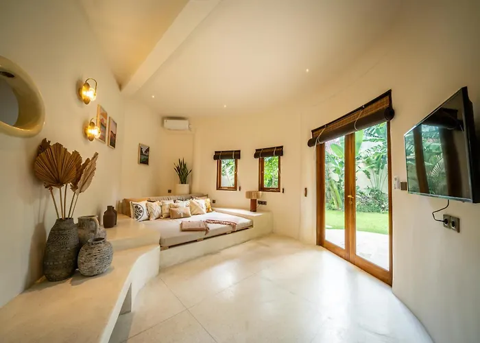 Villa Meraki, 6br, Incl Breakfast, Heart Of Seminyak, Walking Distance To Restaurants, Bars And Shops, Tropical Garden