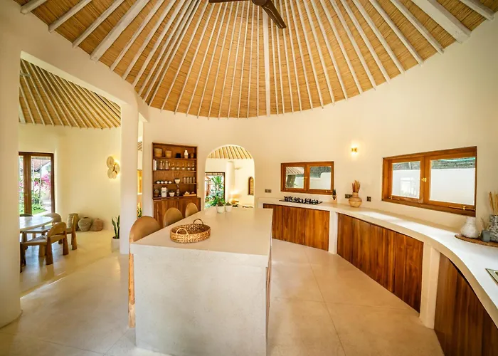 Villa Meraki, 6br, Incl Breakfast, Heart Of Seminyak, Walking Distance To Restaurants, Bars And Shops, Tropical Garden *