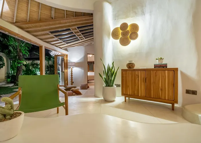 Villa Meraki, 6br, Incl Breakfast, Heart Of Seminyak, Walking Distance To Restaurants, Bars And Shops, Tropical Garden